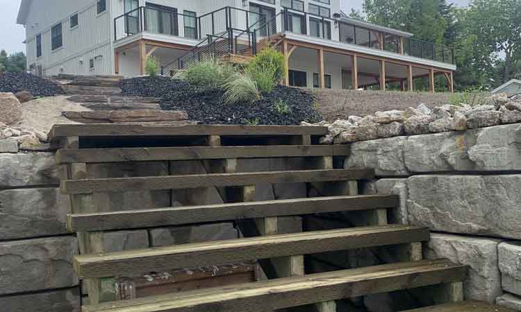 Stairs with retaining wall
